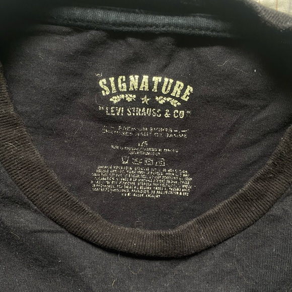 Levi’s Black Tee - Picture 2 of 3